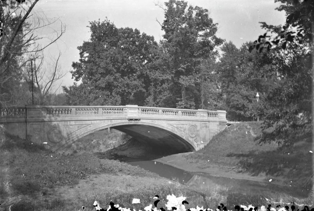 Franklin Bridge in Forest Park, Saint Louis, Missouri, 1900.