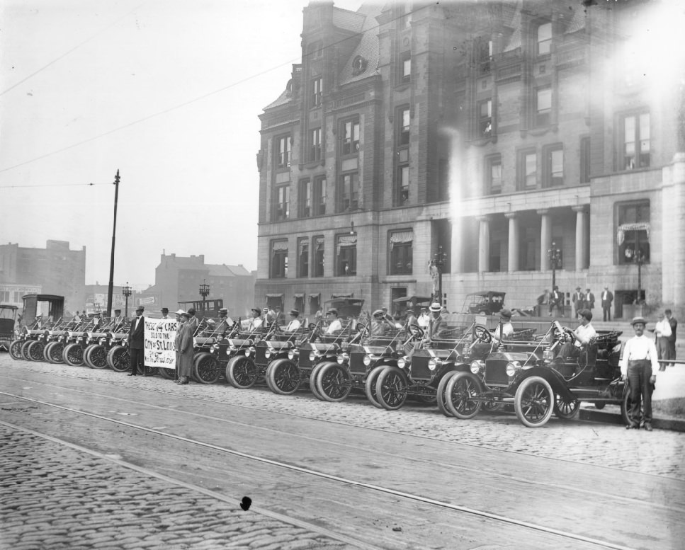 Fleet of Ford Model T automobiles in front of St. Louis city hall, 1900