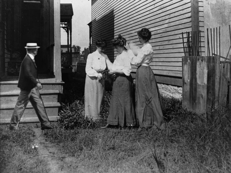 Angie with Lucy and May Byrne, 1900