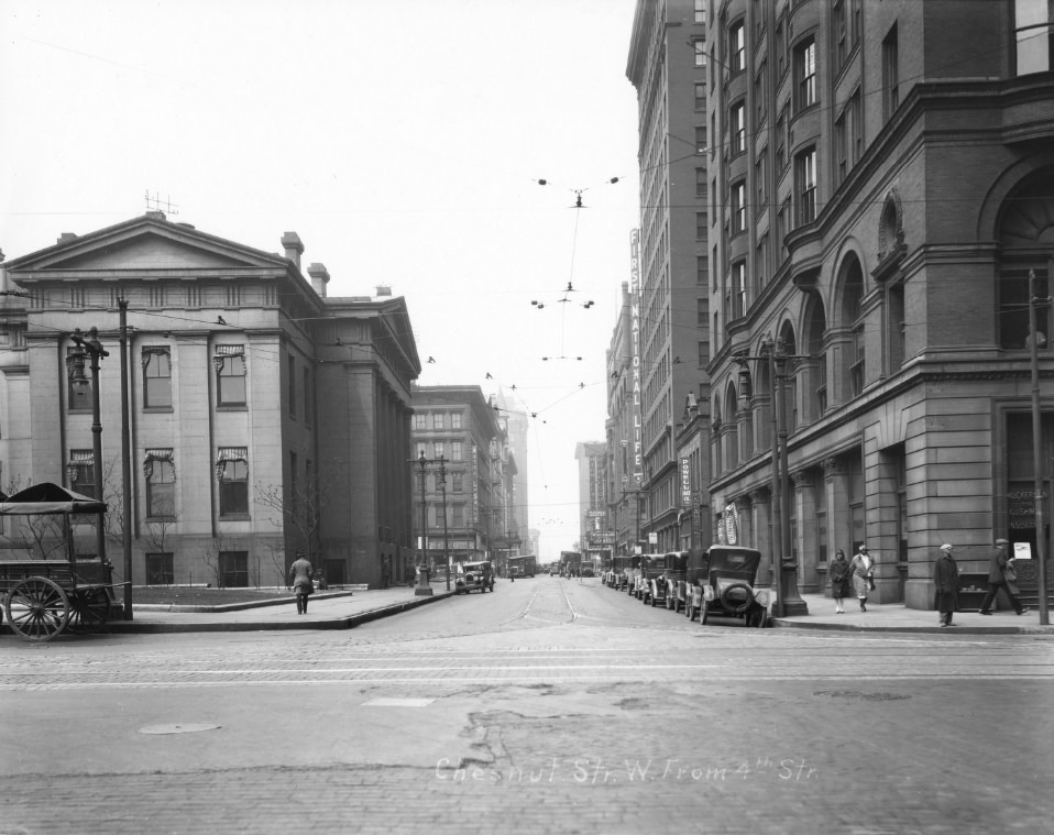 Intersection of Chestnut and 4th Street looking west along 4th Street, 1900. The Old Courthouse is visible on the left. Many automobiles are visible along 4th Street.