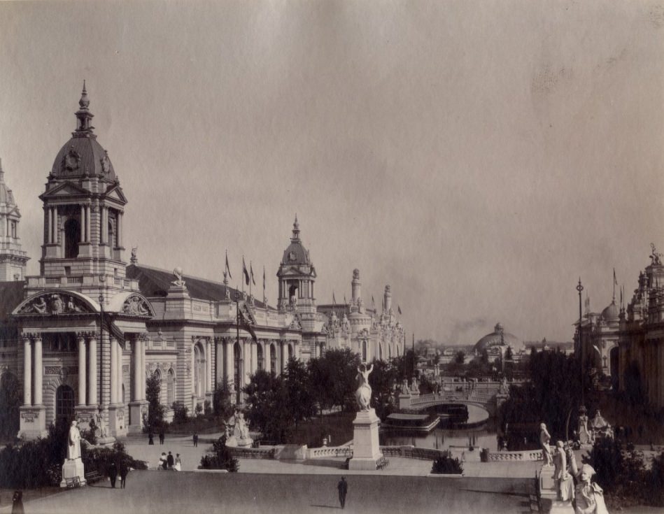 Palace of Machinery, 1900. The picture was taken facing north down the lagoon and takes in the Palace of Transportation and the dome of Creation in the distance.