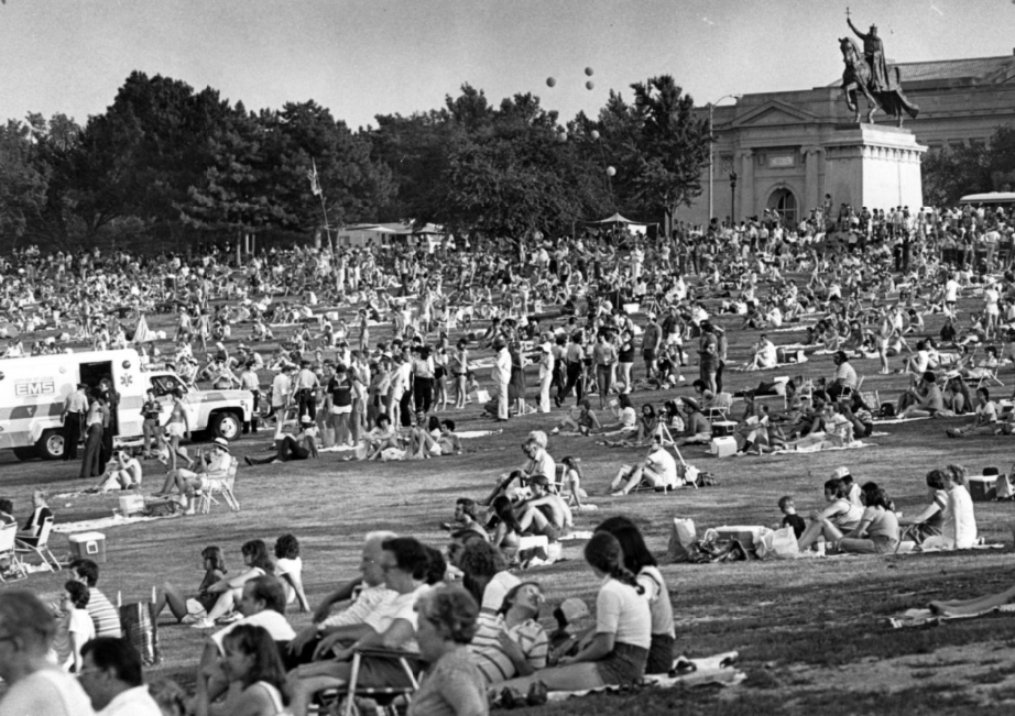 4th of July: The general scene on Art Hill in front of the St. Louis Art Museum in Forest Park, 1980