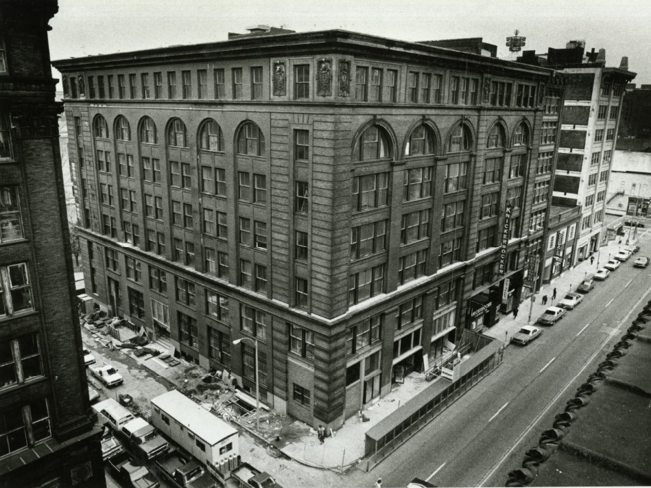 The building at 13th and Washington avenue, St. Louis, 1985