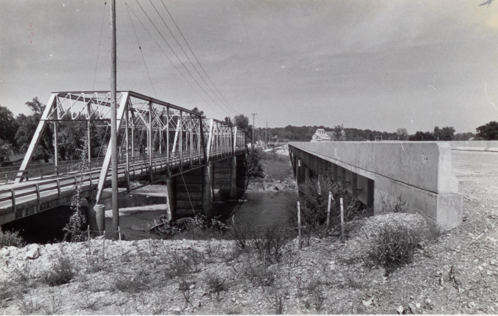 A north view of the old Meramec River bridge on the left and the new bridge is on the right, 1985
