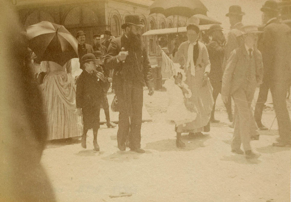 Group of people, Sydney, 1889