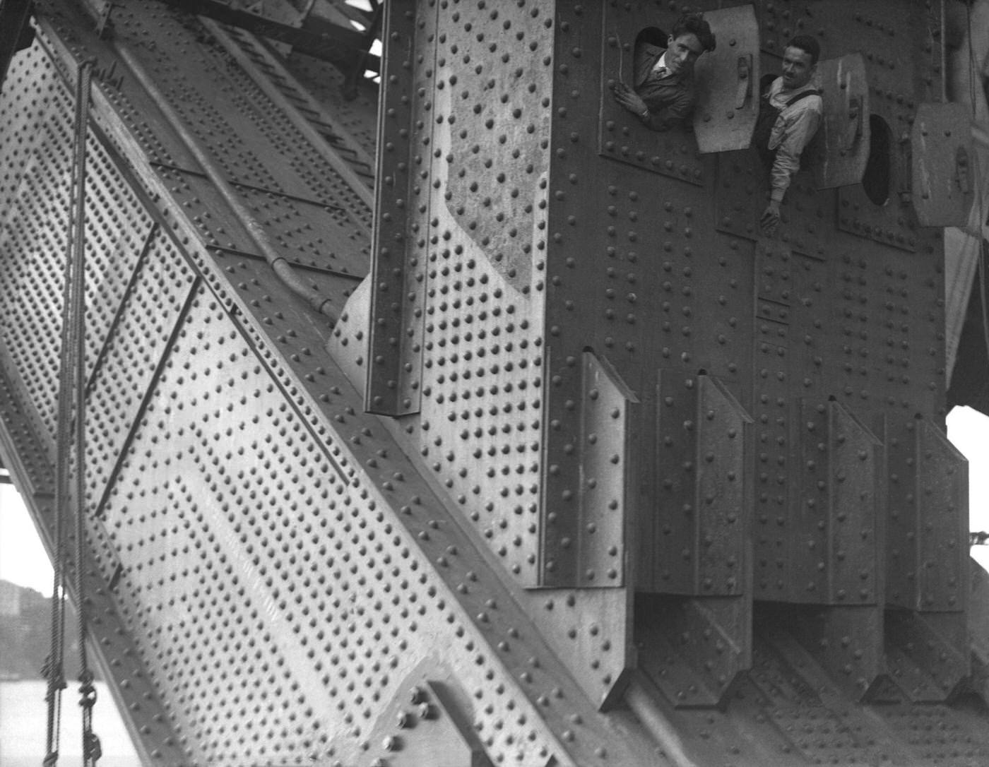 The construction of the bridge, and the men who worked on it, fascinated Sydneysiders.