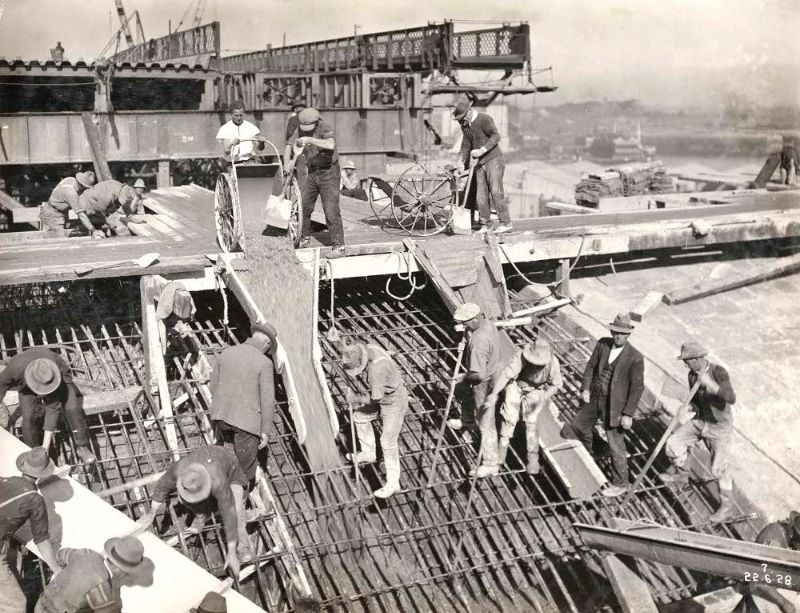 Pouring Fitzroy Street Arch, June 22, 1928