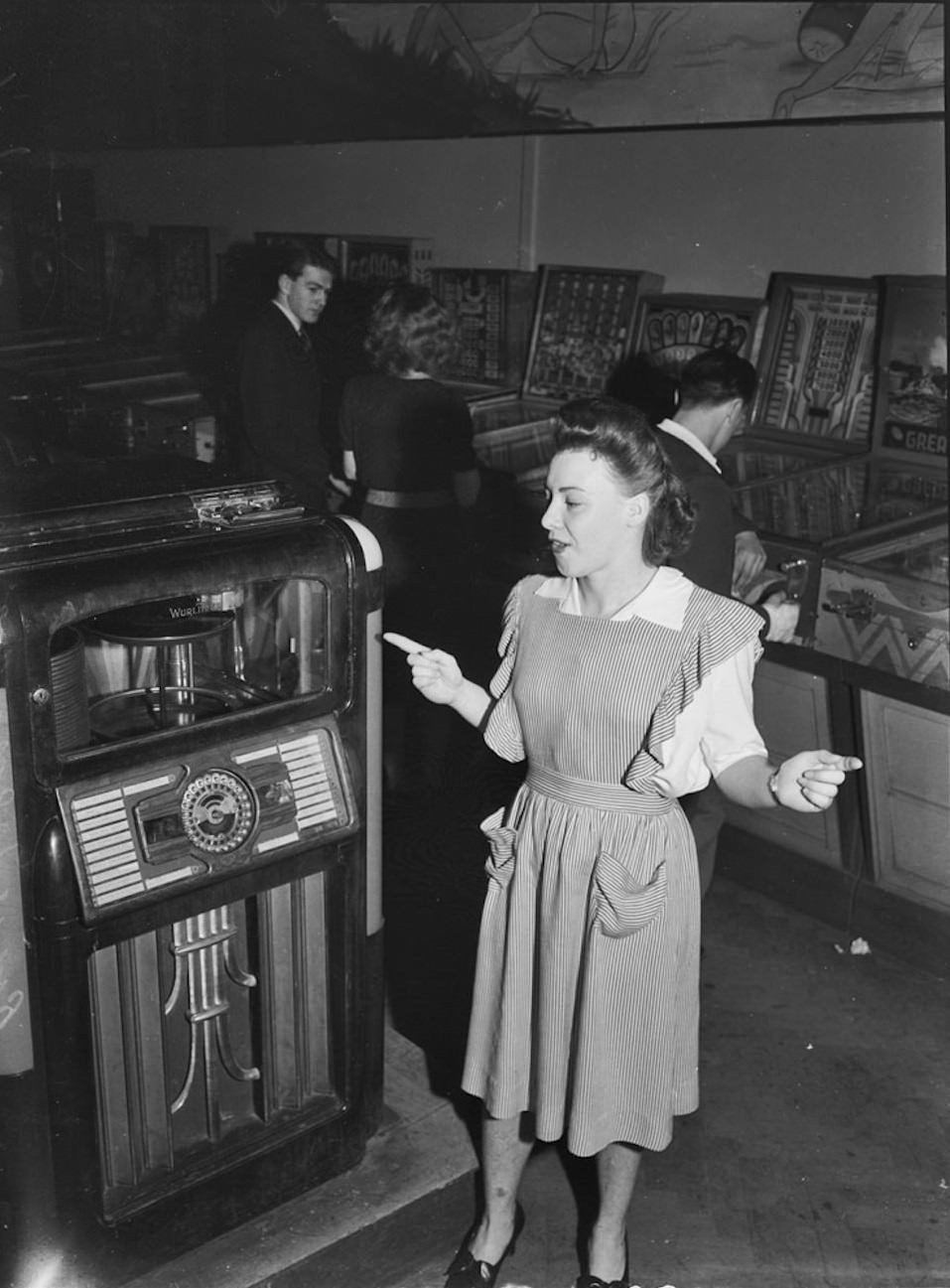 Where Is Youth Heading: Vintage Photos of Teenagers of Sydney in the 1940s