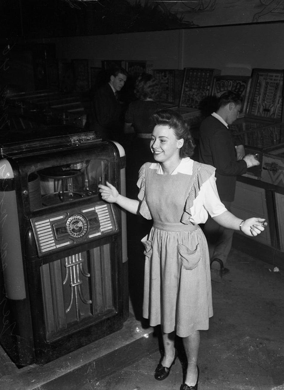 Where Is Youth Heading: Vintage Photos of Teenagers of Sydney in the 1940s