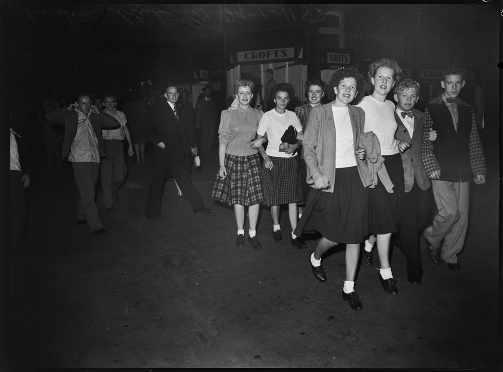 Where Is Youth Heading: Vintage Photos of Teenagers of Sydney in the 1940s