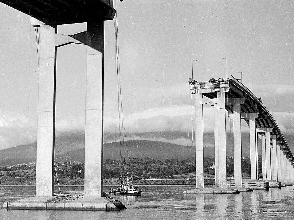 The gap between the two pylons of the bridge seen in the light of day.