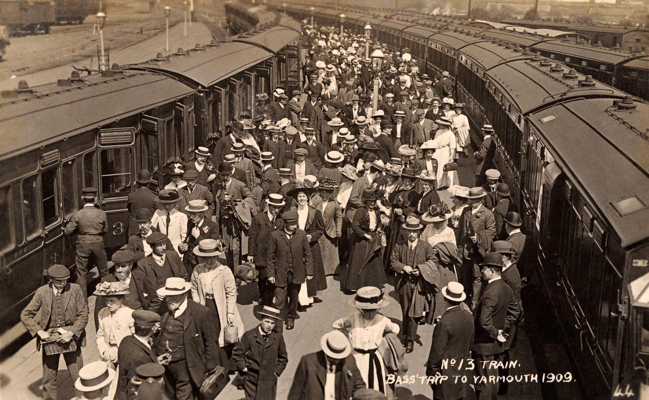 Holiday crowds taking trains at Great Yarmouth station in Norfolk, England, 1909