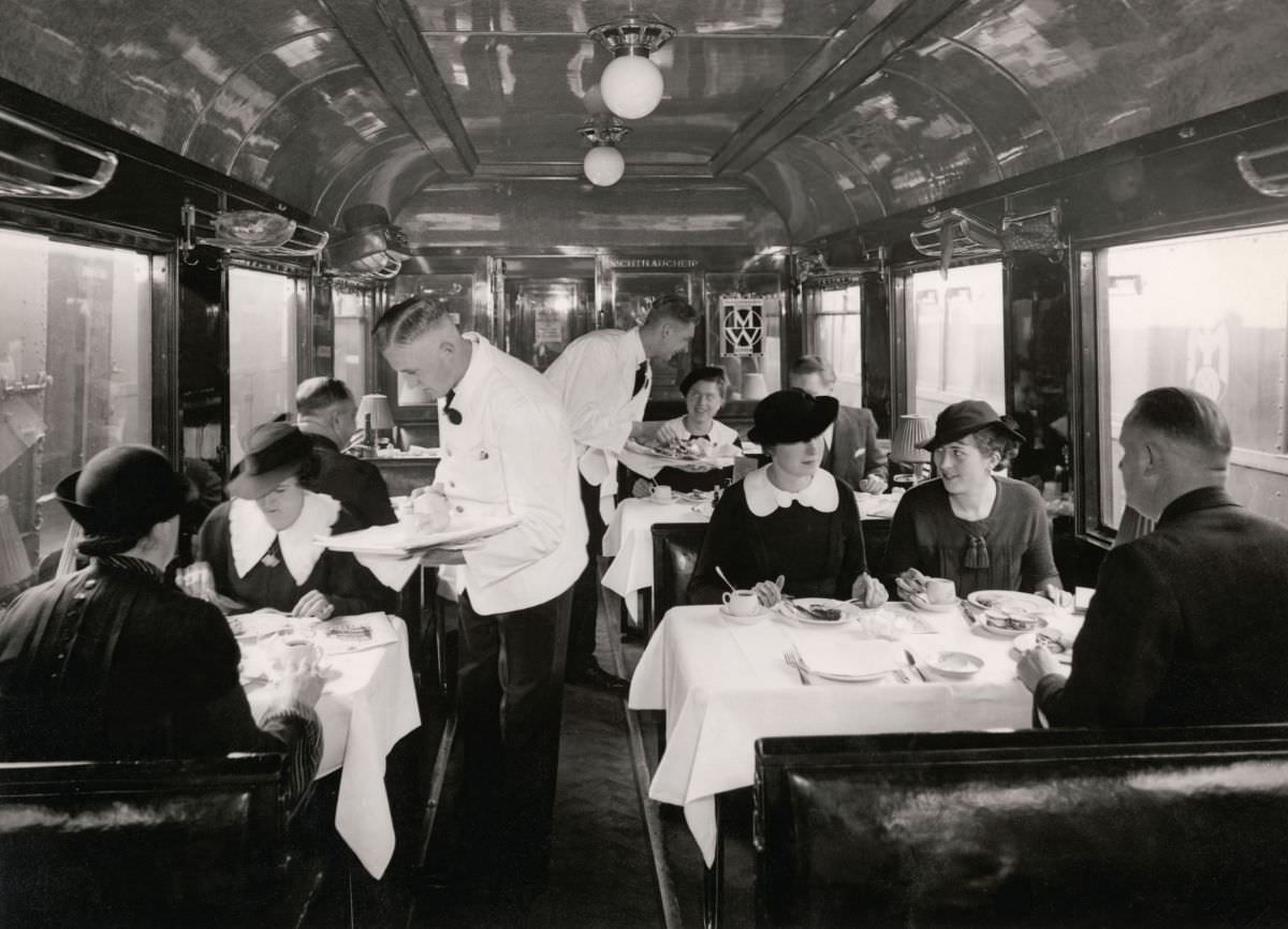 “Mitropa” dining-car, Germany, 1935.