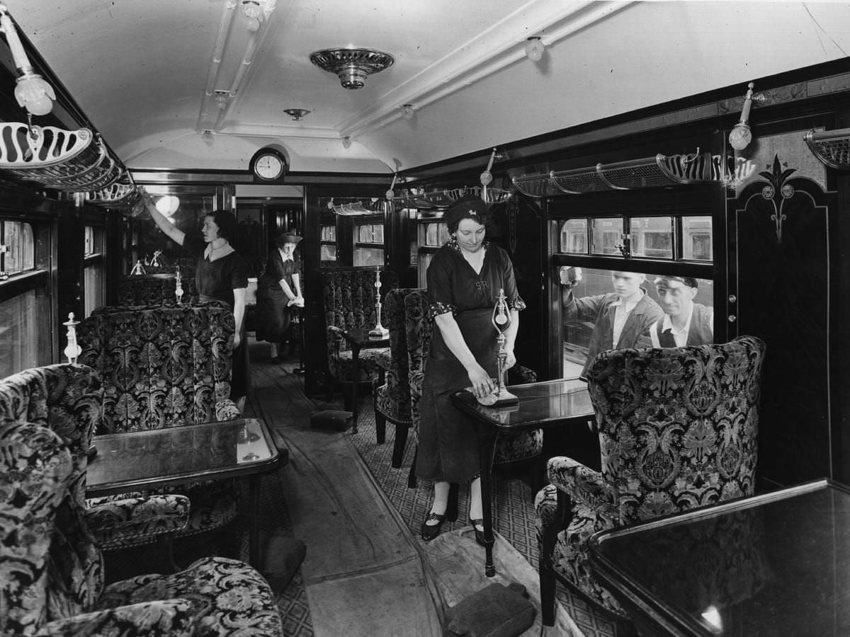 Cleaners at work in the luxurious coach ‘Minerva’ in 1938.