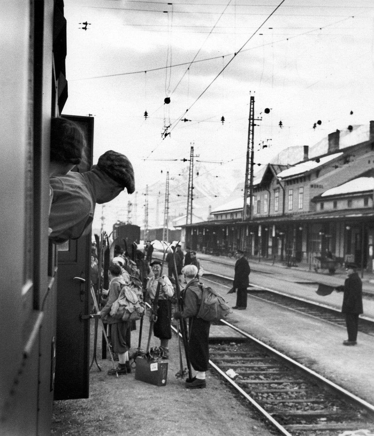 A train with winter-sportsmen in Woergl, 1935