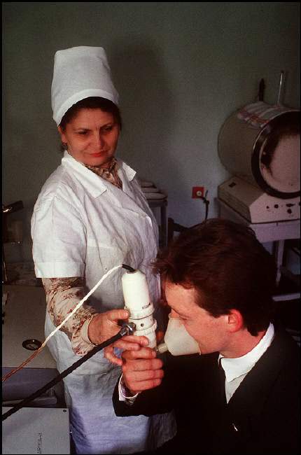 A miner being tested for bronchitis and lung contamination.