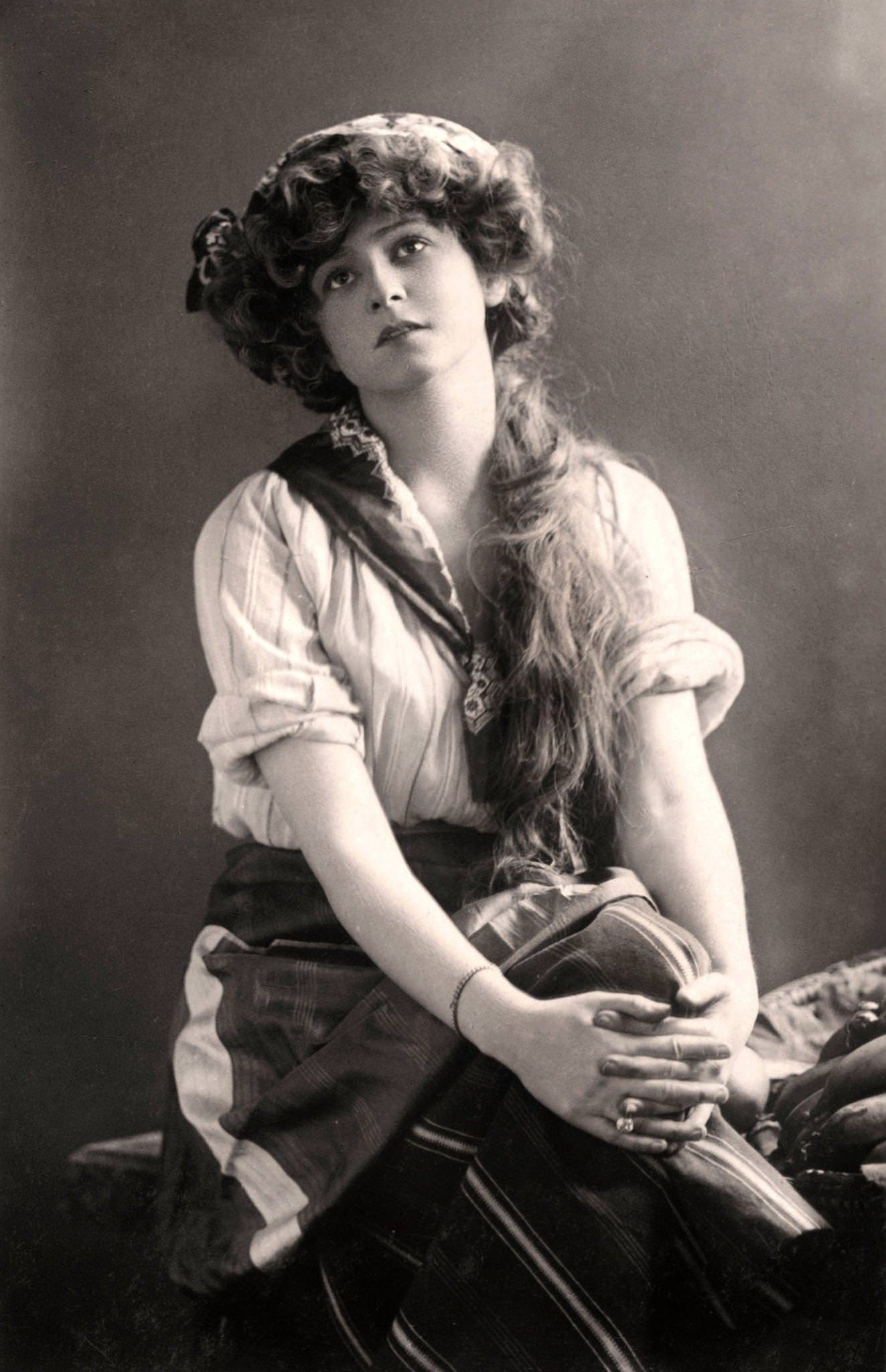 Gabrielle Ray (1883-1973), English actress.