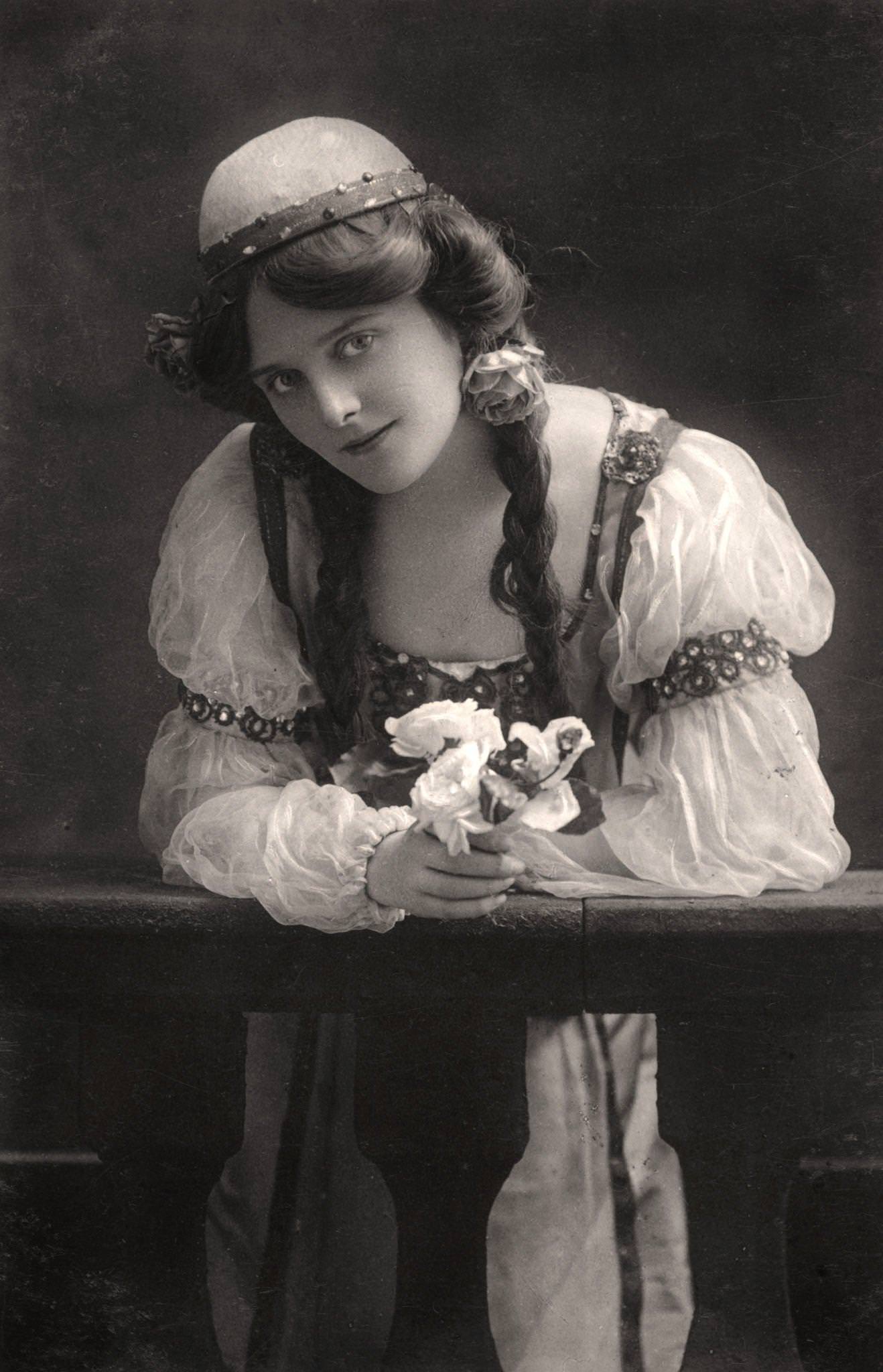 Maie Ash, 1900