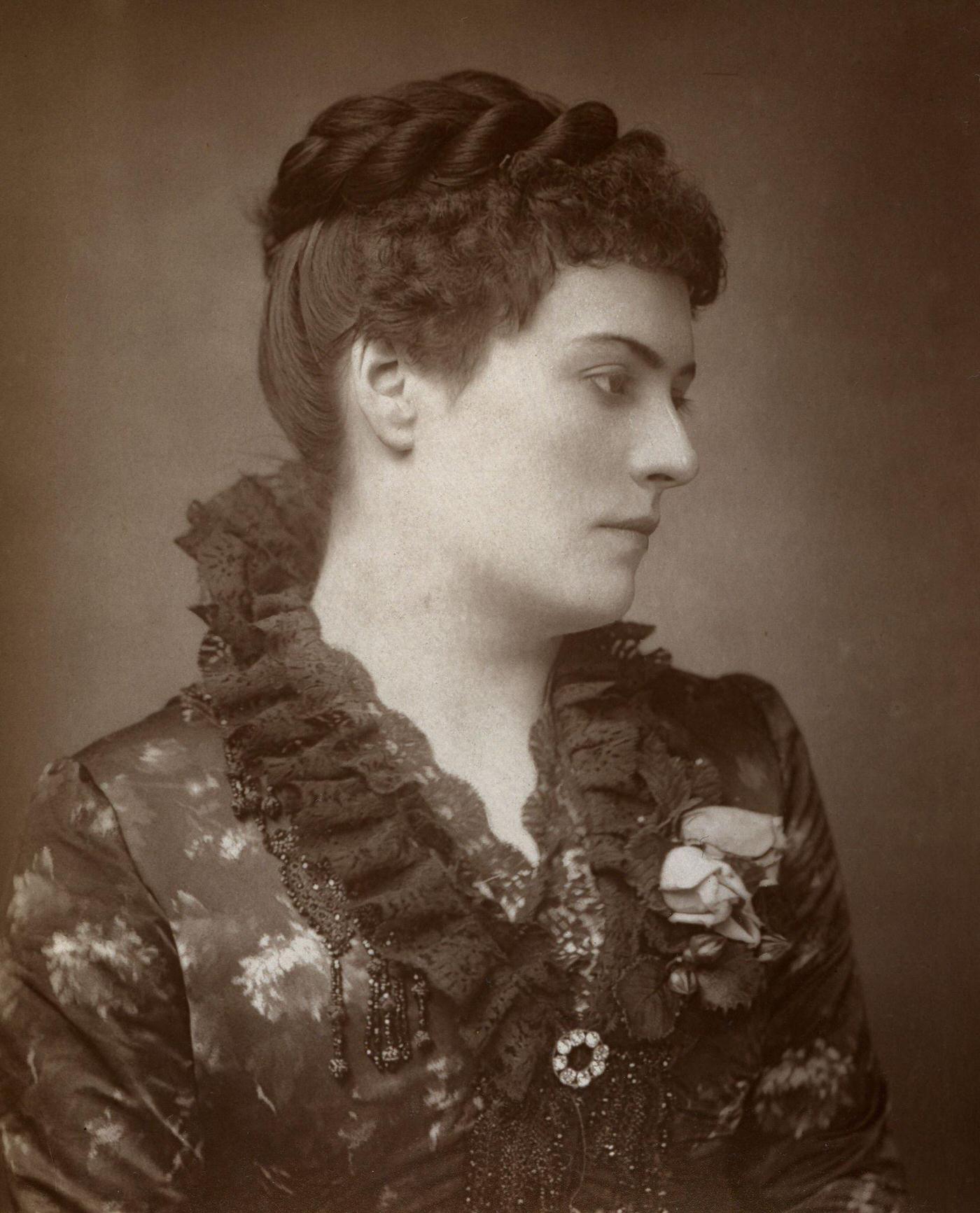 Sophie Eyre, British actress, 1883.