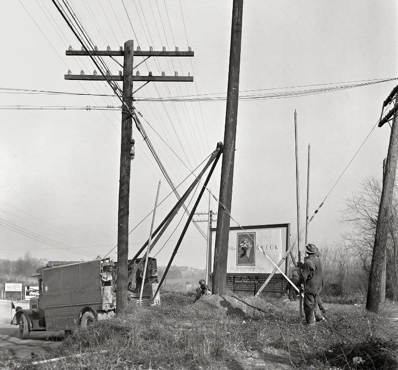 Potomac Electric Power Co. pole setting, Washington, D.C., or vicinity 1937