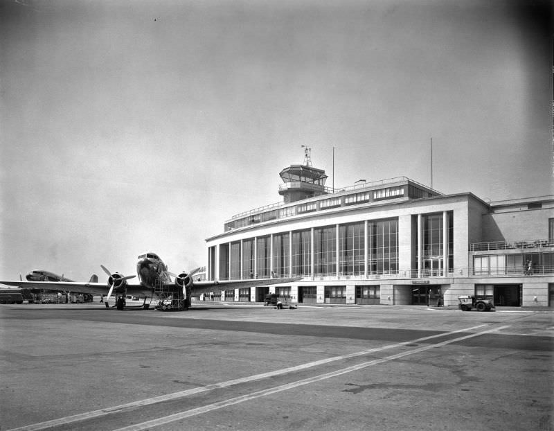 Plane in front of the passenger terminal at the National Airport, 1941