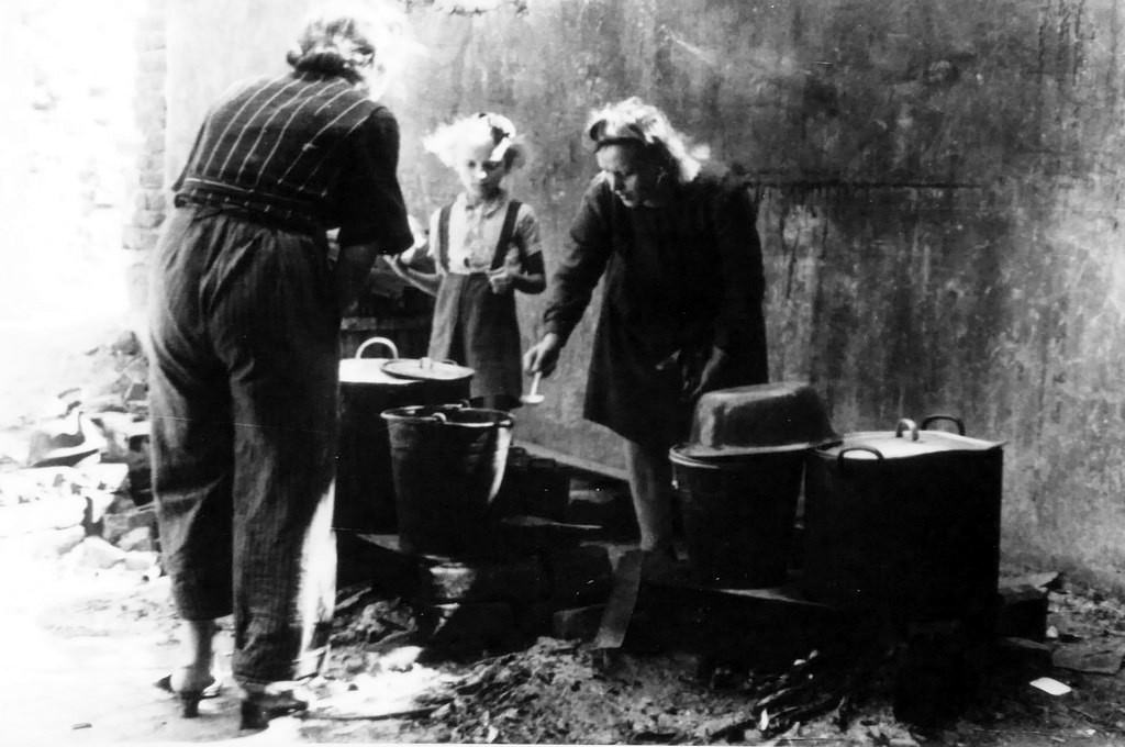 A street kitchen on Czackiego Street.