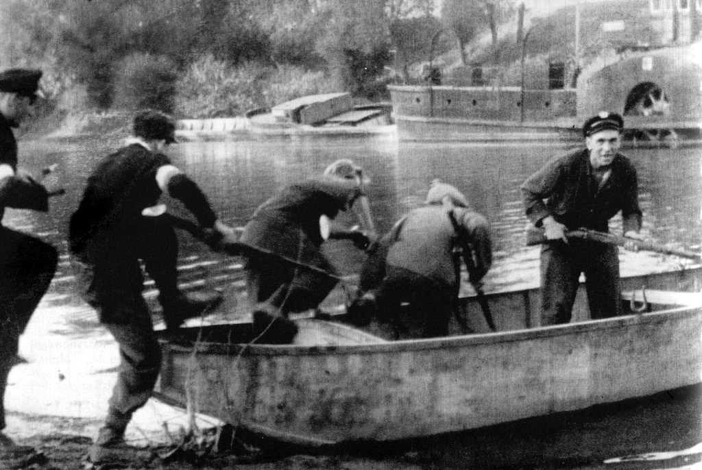 An insurgent patrol in Czerniaków.