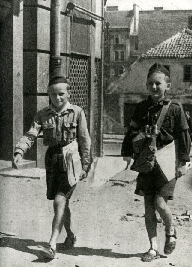 Boy scouts delivering insurgent newspapers in the Powiśle district.