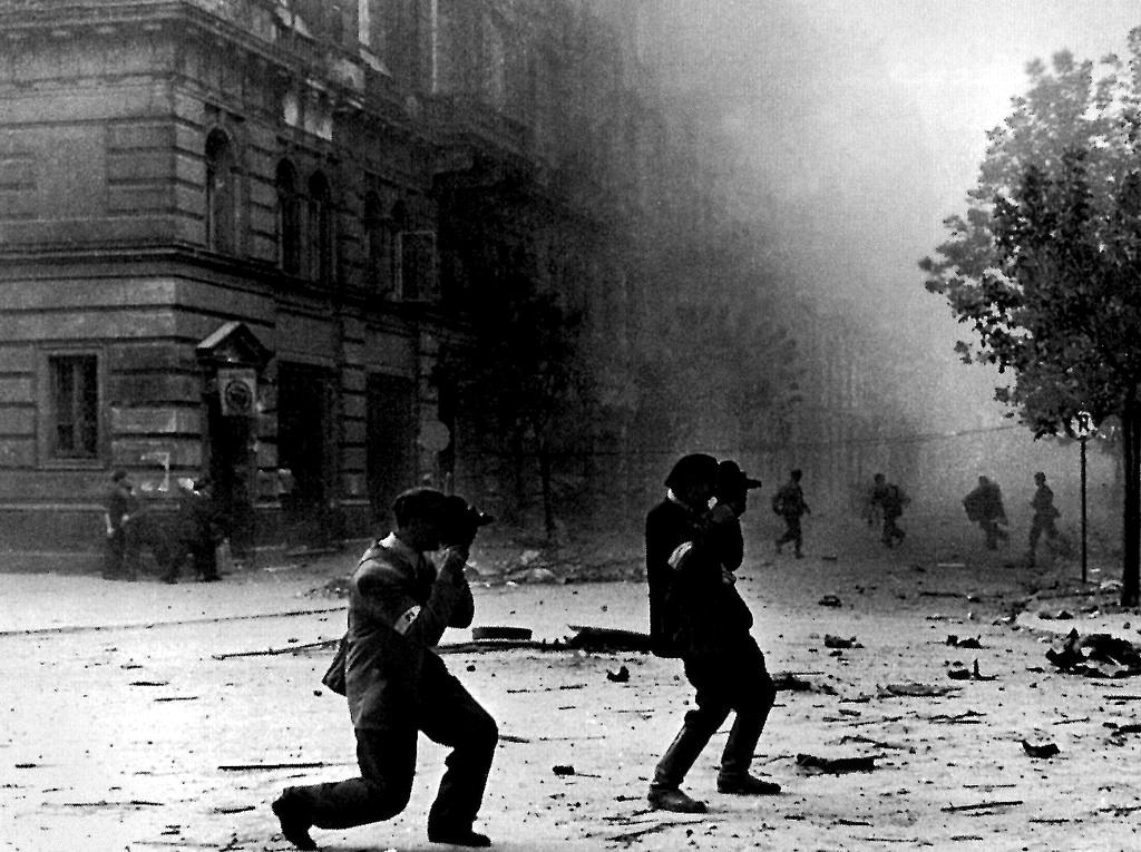 Cameramen filming on Marszałkowska Street during heavy German bombing.
