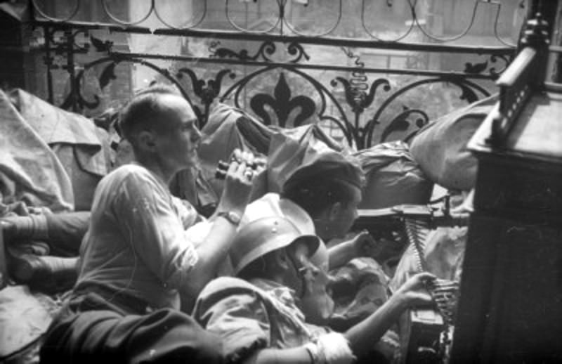 A machine gun crew on the balcony of a townhouse on Aleje Jerozolimskie.