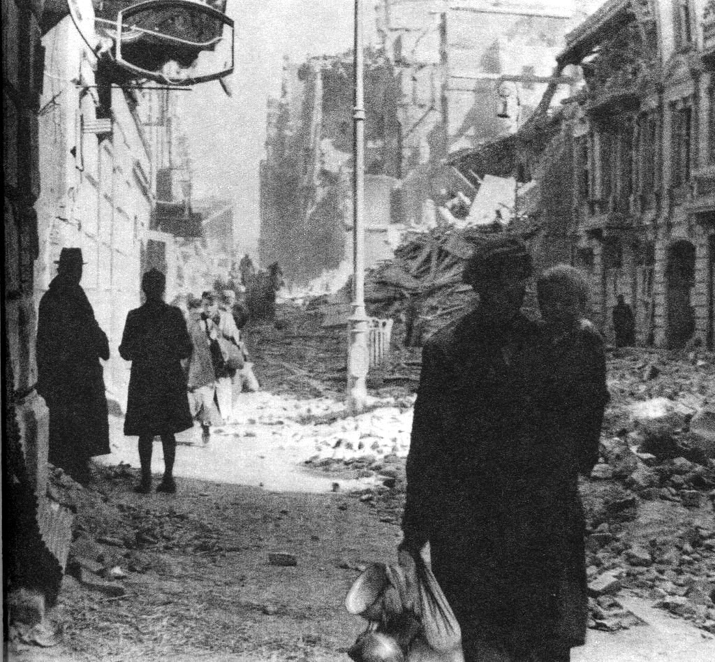 Citizens of Warsaw evacuating the city during the daytime ceasefire.