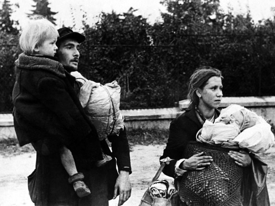 Local residents abandoning the Wola district of Warsaw and heading towards the city center.