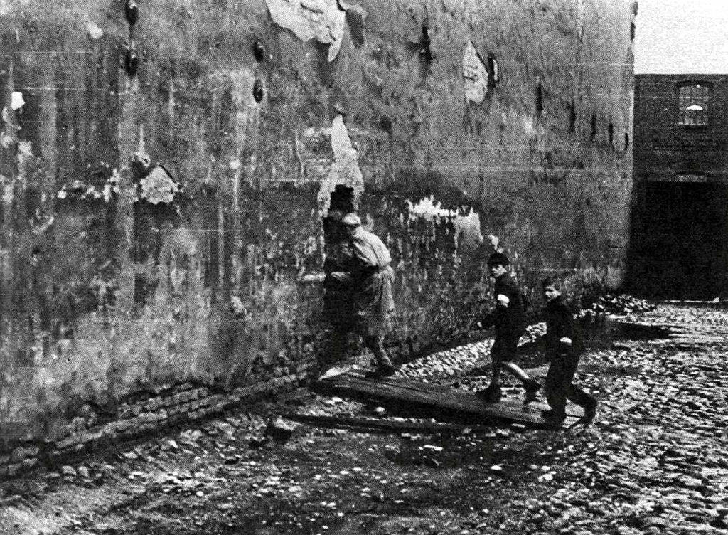 Polish partisans entering a building through a hole in the wall.