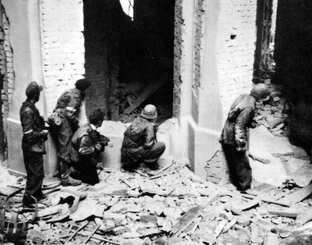 Polish partisans exchanging fire with the Germans on Miodowa Street.