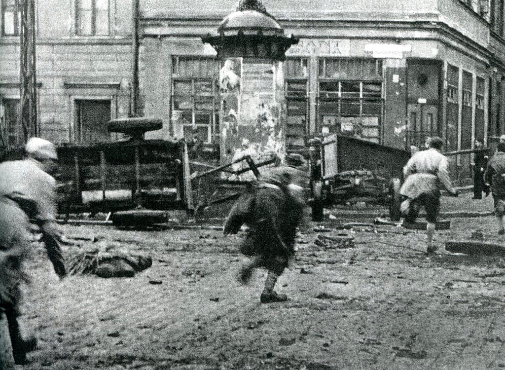 Polish partisans from the Pięść battalion crossing Chłodna Street in the Wola district.