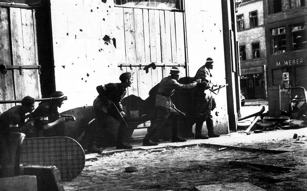 Polish partisans of the Koszta Company on patrol at the crossroads of Sienkiewicza Street and Marszałkowska Street.