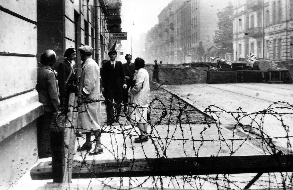 People on Śniadeckich Street.