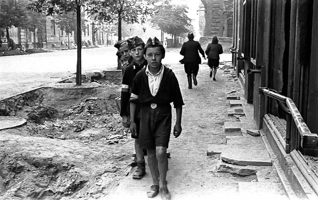 Young insurgents on Sienkiewicza Street in central Warsaw.