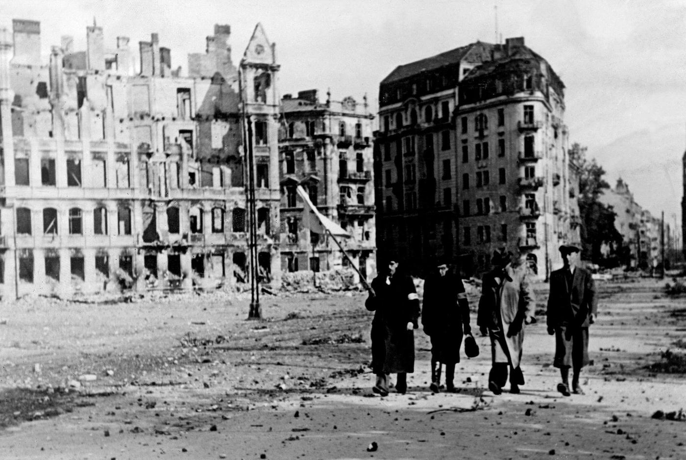 Polish members of parliament 2.f.l.: countessTarnowska, President of the Polish Red Cross, before passing the German lines in Warsaw