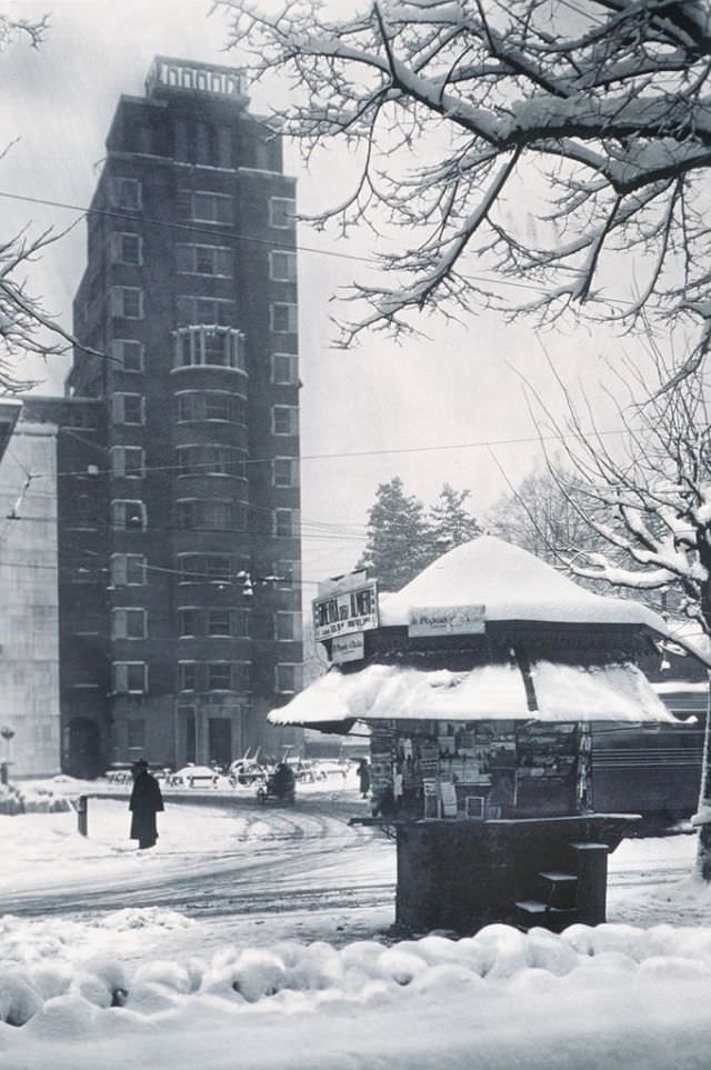 Piazza Oberdan in the snow, Milan, 1939. (Fototeca Gilardi)