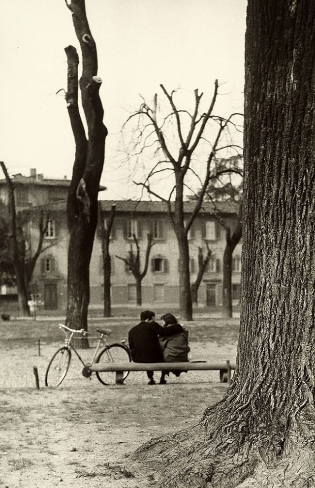 A young couple sitting on a bench in Piazza Donatello, Florence, 1950s. (Vincenzo Balocchi)