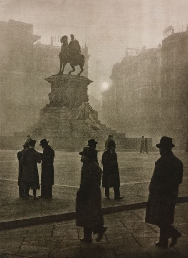 People in Piazza del Duomo in a misty winter afternoon, Milan, 1934.