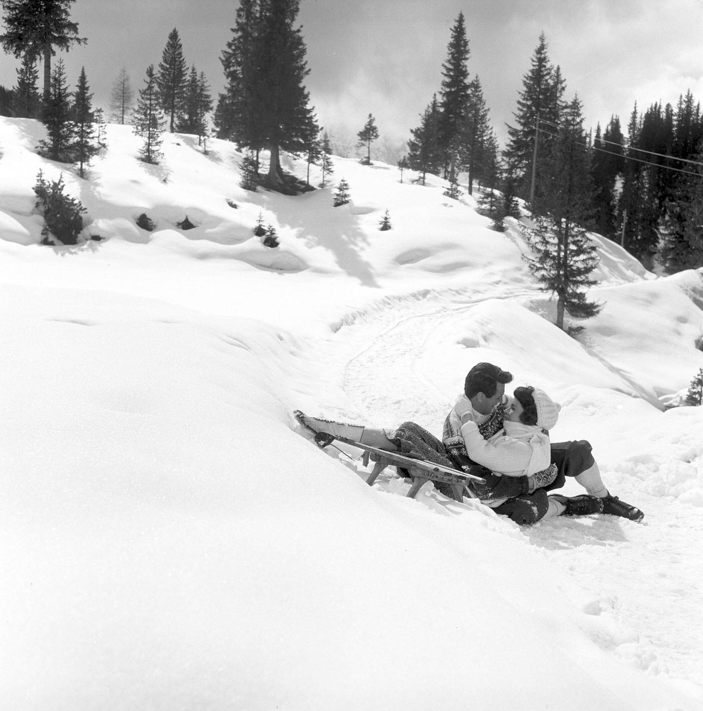 American actor Rock Hudson (Roy Harold Scherer Jr) and American actress Jennifer Jones (Phylis Lee Isley) hugging each other on the snow in a scene from the film A farewell to arms. Italy, 1957