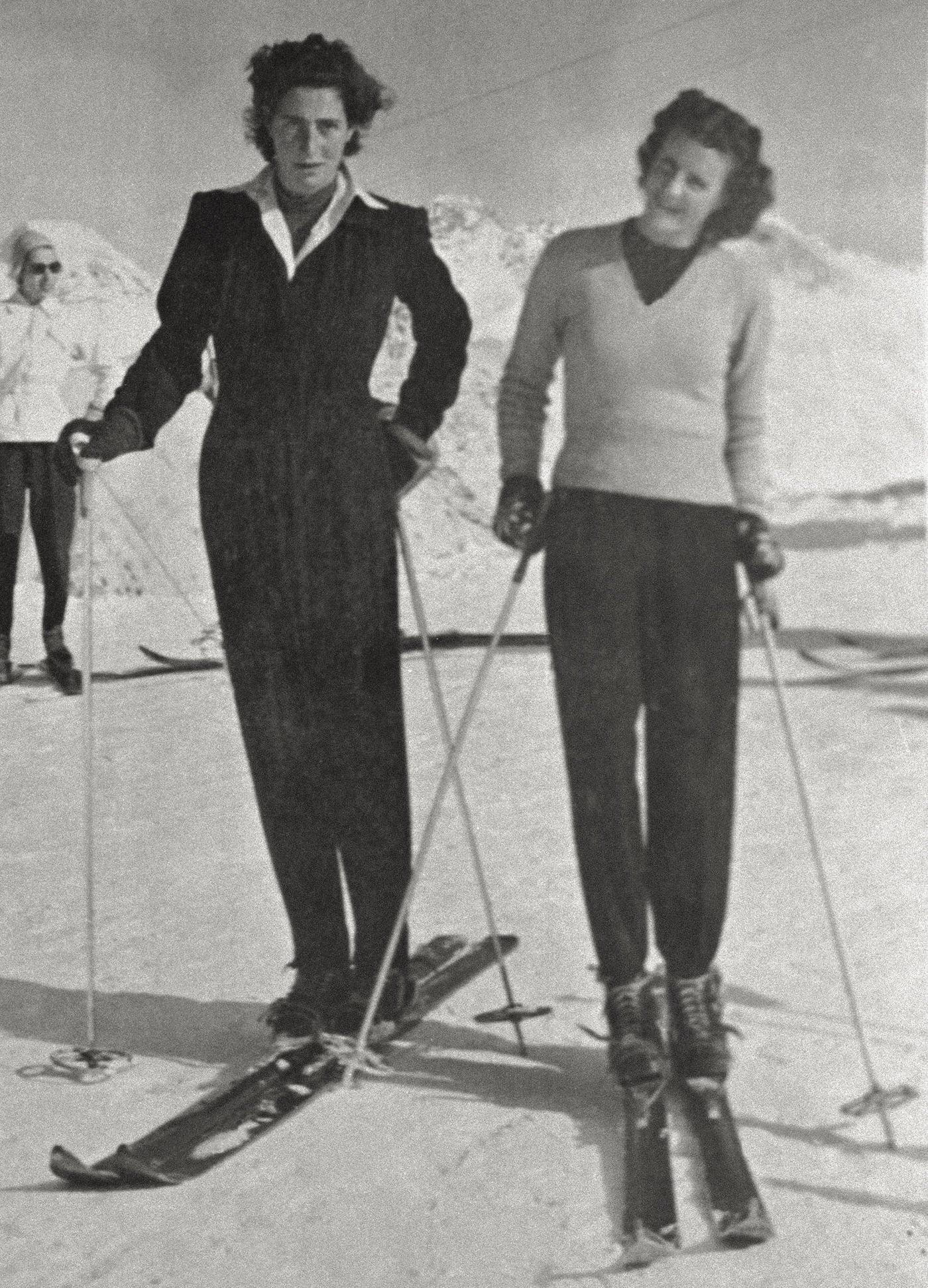 Susanna Agnelli herself on the skis, together with her youngher sister Cristina Agnelli