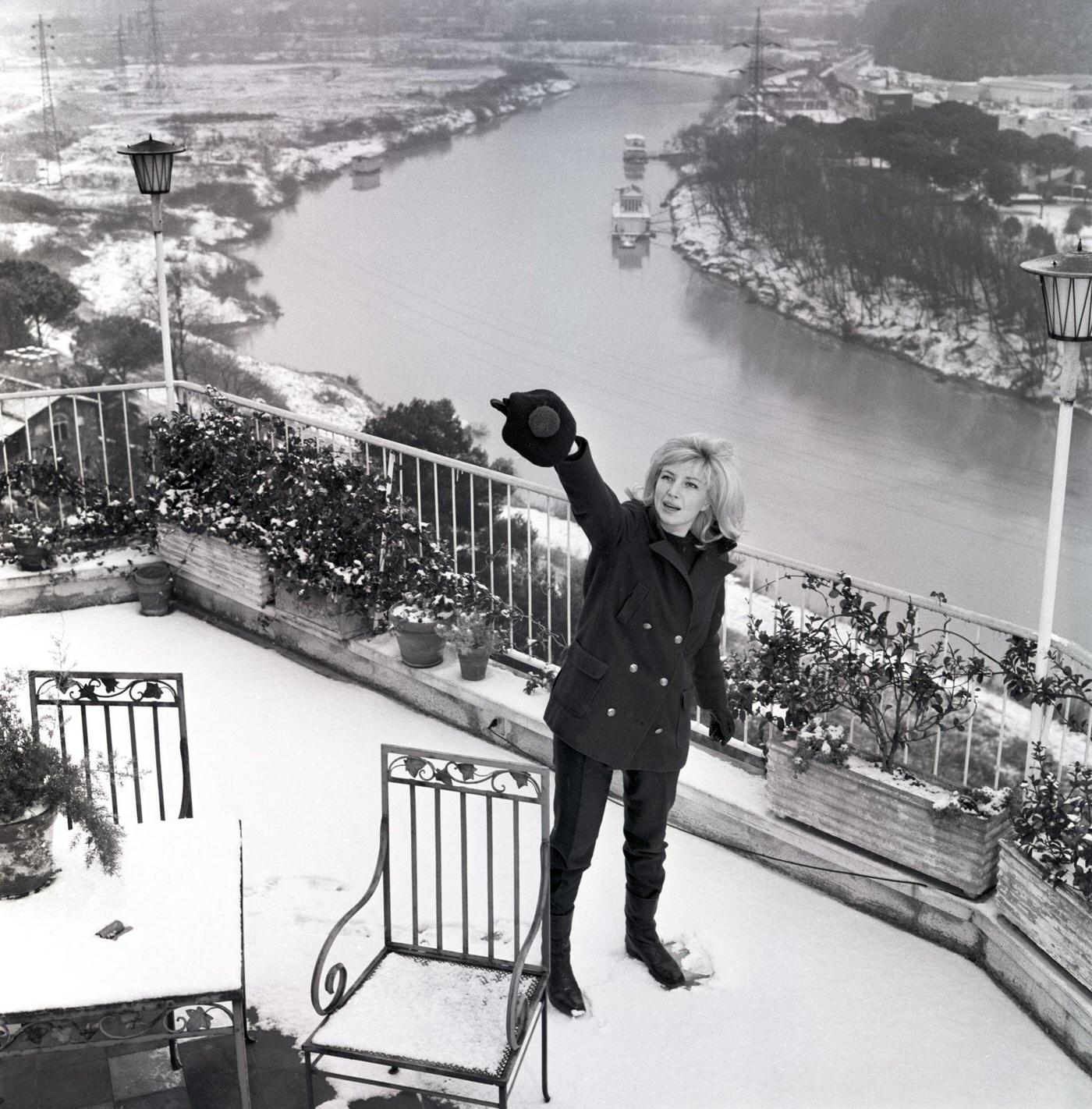 Italian actress Monica Vitti (Maria Luisa Ceccarelli) posing for a photoshooting on her own terrace. Rome, 1963