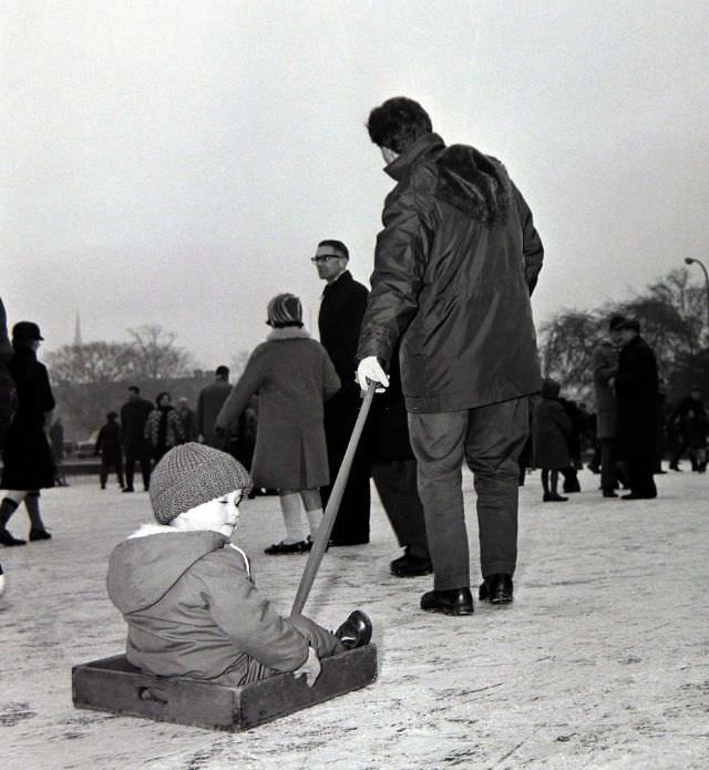 Whitestone Pond in Hampstead during the winter of 1962. (Arthur Sidey)