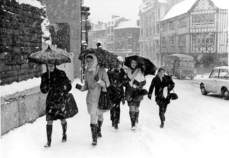 Swansea shoppers pick their way through the snow in High Street, 1969.