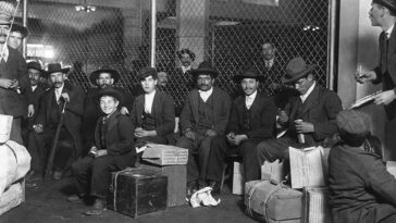 Immigrants arriving in United States 1900s