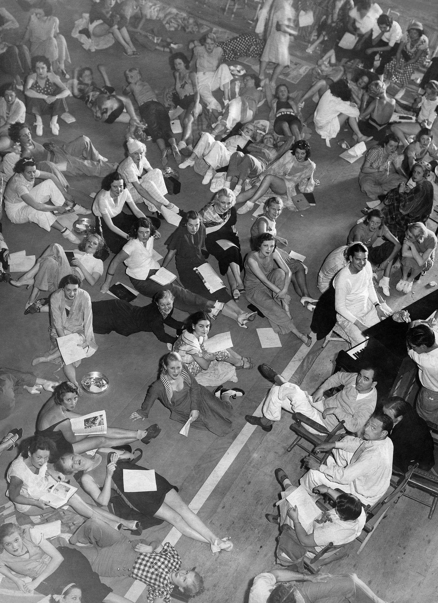 Pause in a Hollywood studio. Extras and actors of the Hollywood Beauty Chorus in the movie 'Footlight Parade' shot from above, 1934.