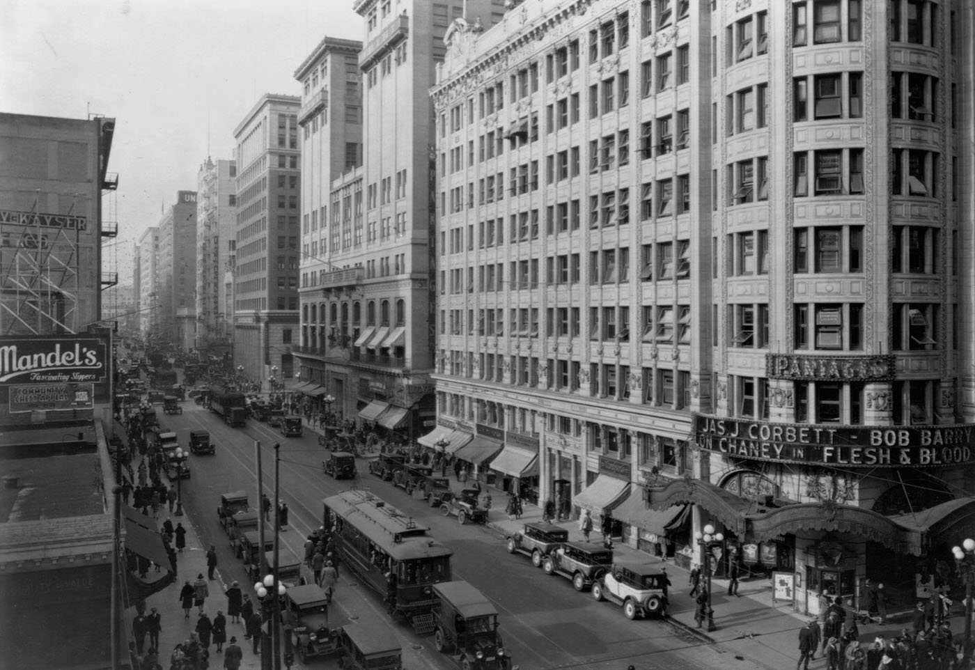 Overview of a busy Los Angeles street, 1930